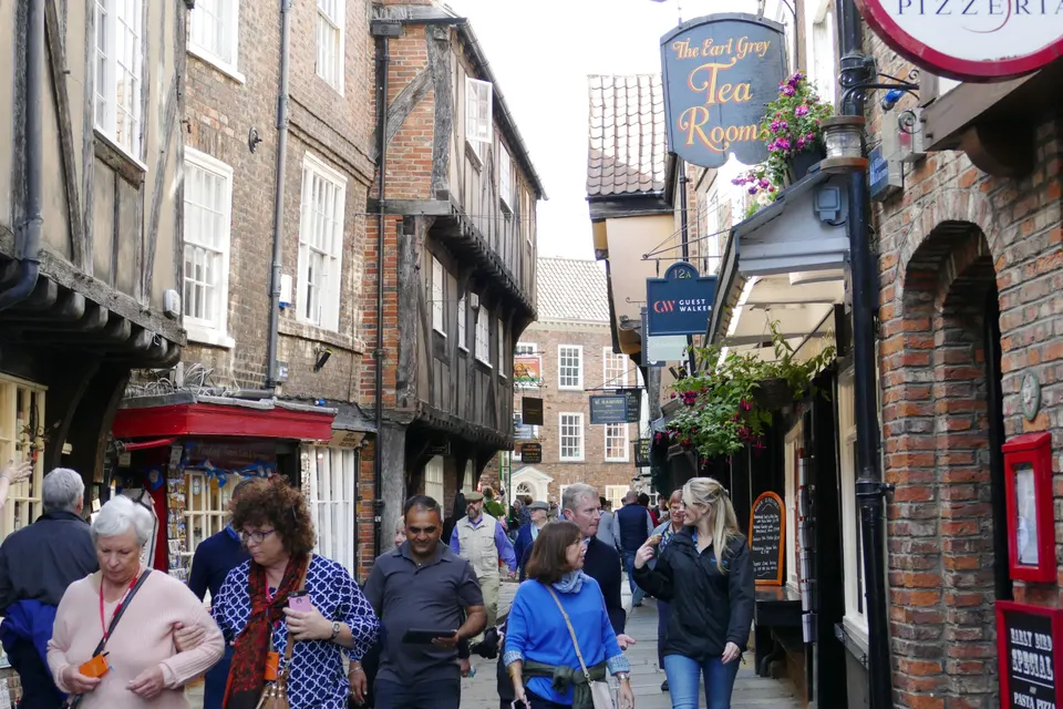 El histórico callejón The Shambles con sus casas medievales de entramado de madera en voladizo.