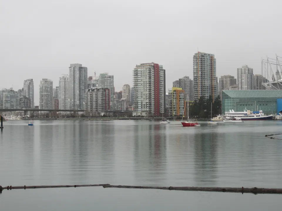 Skyline de rascacielos de Vancouver visto desde la costa de Stanley Park.