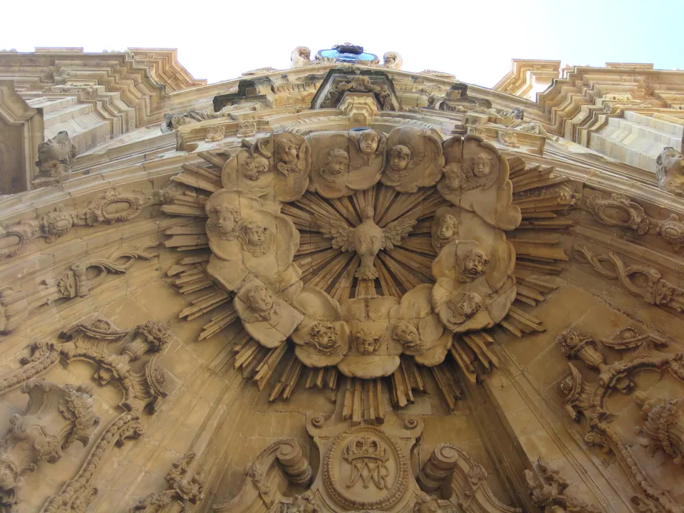 Portada barroca de la Basílica de Santa María del Coro en San Sebastián.