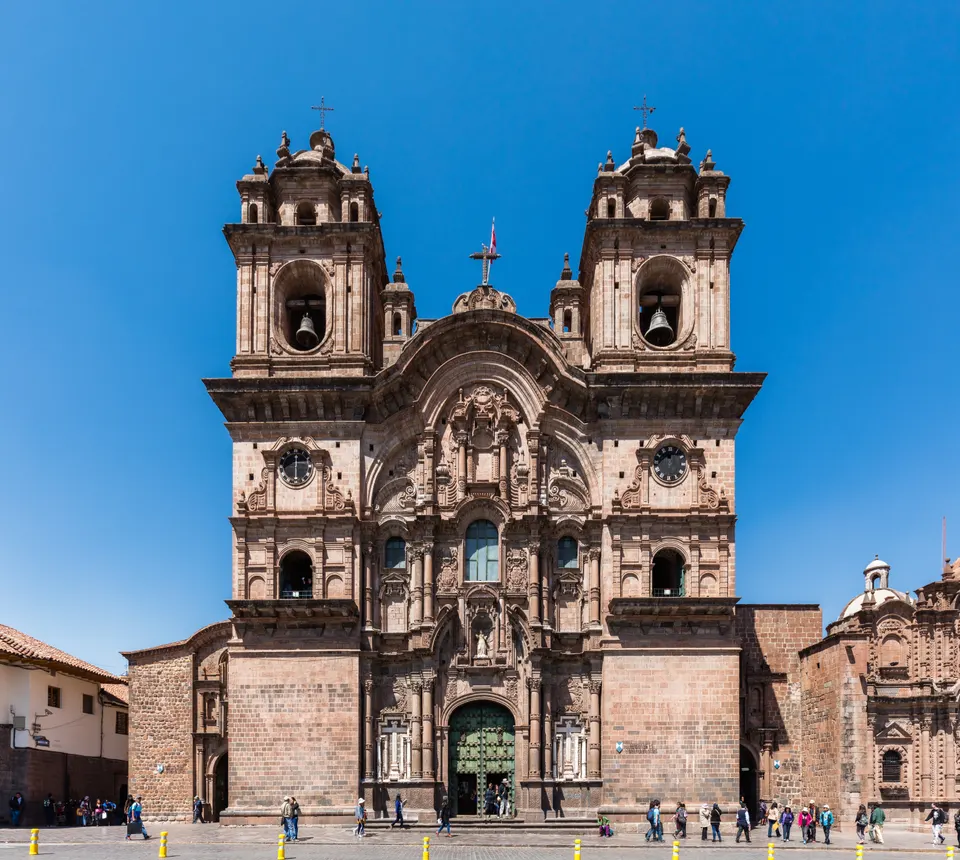 Fachada barroca mestiza de la Iglesia de la Compañía de Jesús en la Plaza de Armas de Cusco