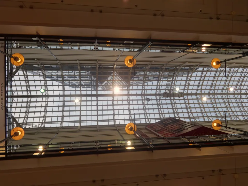 Galerías comerciales iluminadas y pasillos peatonales de la red subterránea RÉSO en el centro de Montreal.