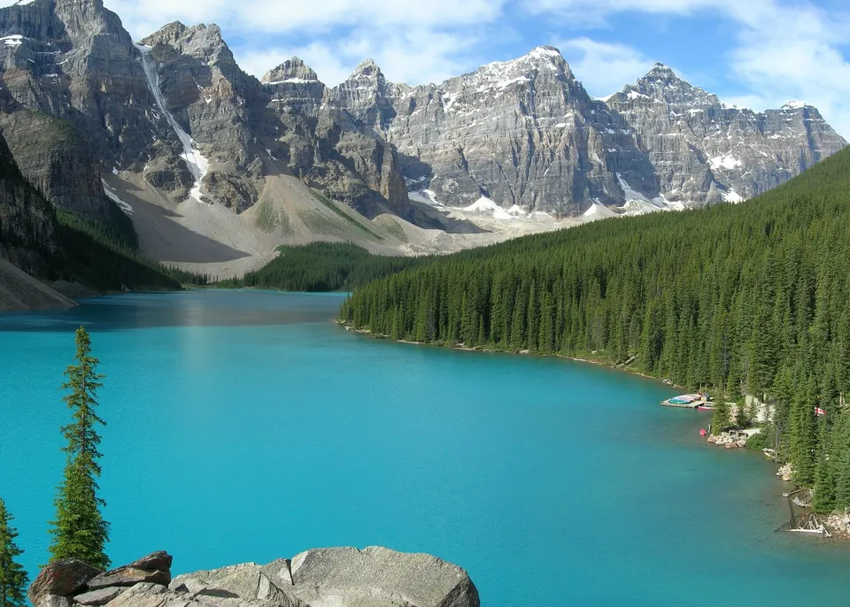 Vista clásica de Moraine Lake desde el mirador de Rockpile con el embarcadero de canoas rojas.
