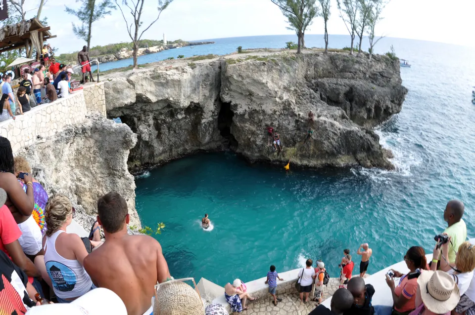 Salto desde los acantilados de Rick's Café en Negril, Jamaica.