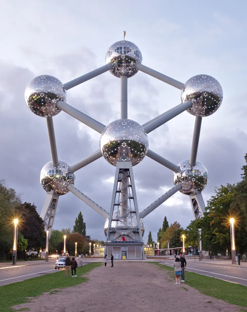 El Atomium de Bruselas, con sus nueve esferas de acero inoxidable representando una celda de hierro ampliada 165.000 millones de veces.
