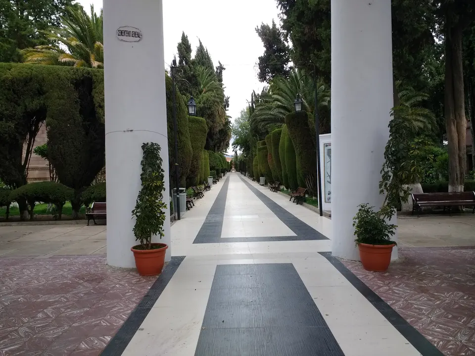 Avenidas de cipreses y elegantes mausoleos del Cementerio General de Sucre.