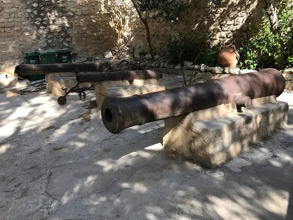 Almenas de piedra dorada de la Kasbah del siglo XV protegiendo la bahía de Hammamet.