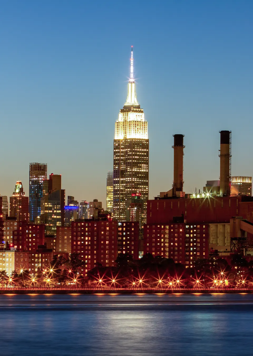 El Empire State Building iluminado de noche.