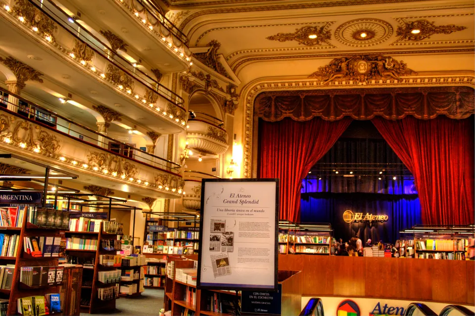 Interior de la librería El Ateneo Grand Splendid en Buenos Aires, conservando la arquitectura teatral original con palcos y escenario.