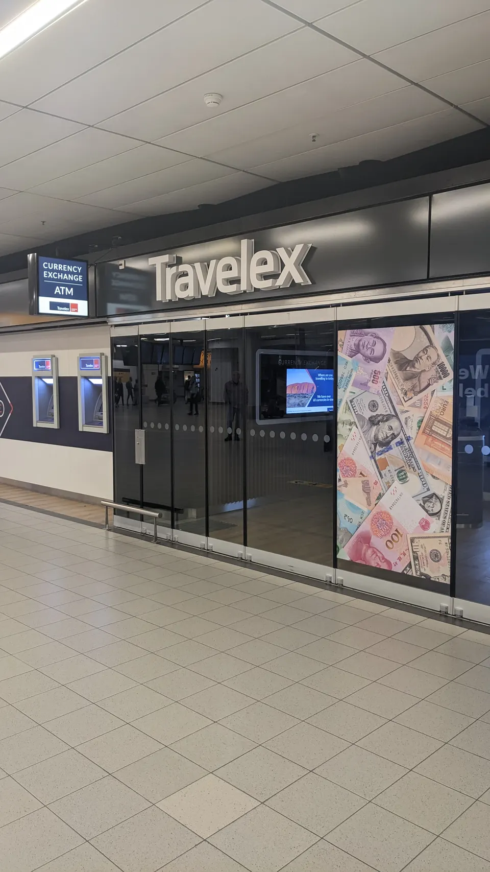 Oficina y mostrador de cambio de divisas para viajeros en la terminal del aeropuerto.