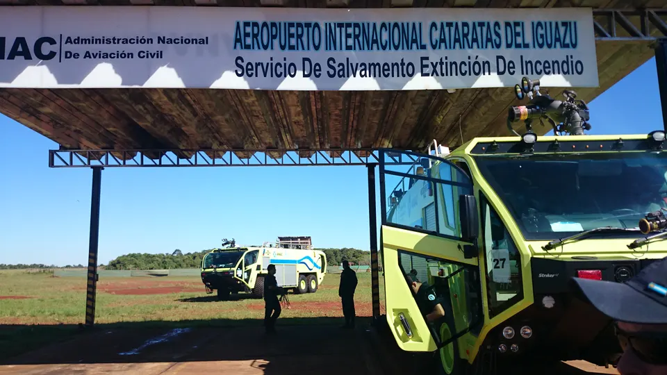 Terminal de pasajeros del Aeropuerto Internacional Cataratas del Iguazú rodeada de vegetación selvática.