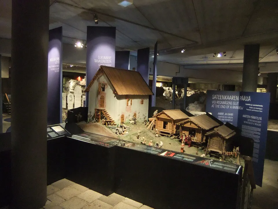 Ruinas arqueológicas de piedra medievales conservadas bajo el edificio del museo Aboa Vetus en Turku.