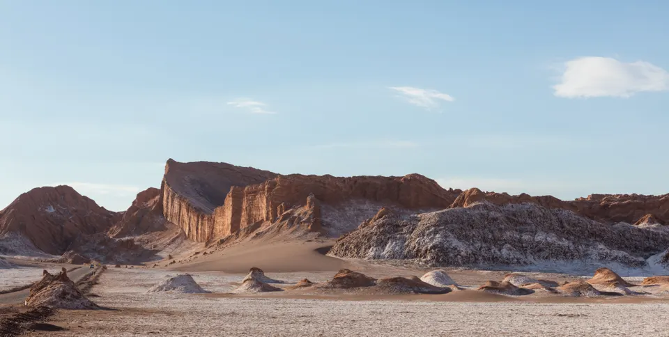 Dunas y formaciones de arcilla y sal en el Valle de la Luna, desierto de Atacama, Chile.