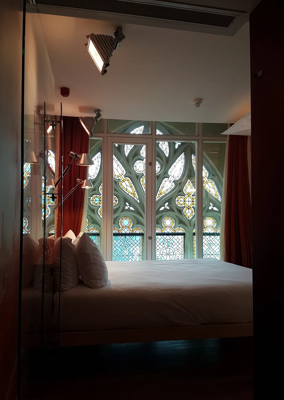 Habitación suite de hotel con cama amplia y decoración contemporánea de lujo.