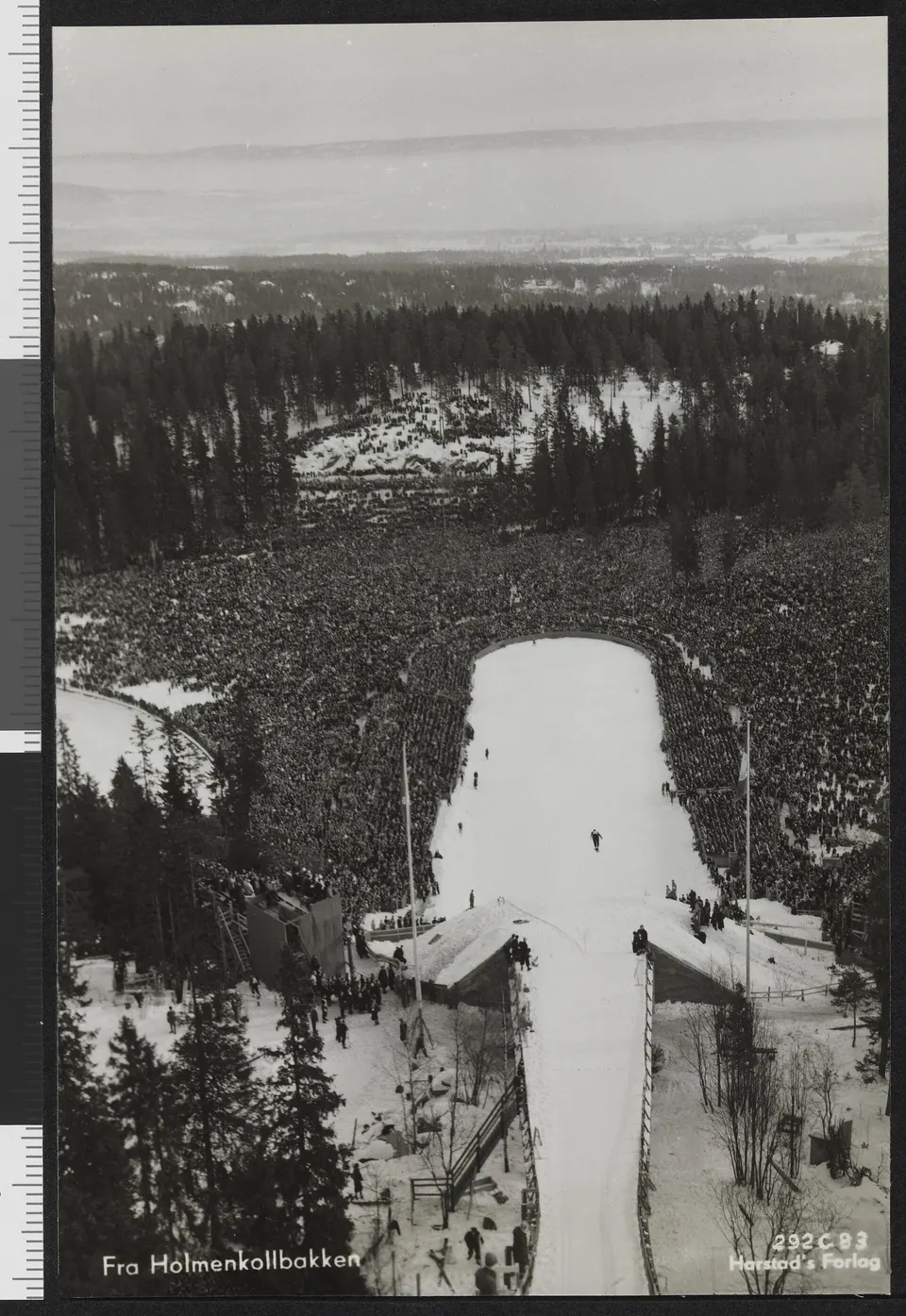 Rampa voladiza de acero del trampolín de saltos de esquí de Holmenkollen dominando Oslo.