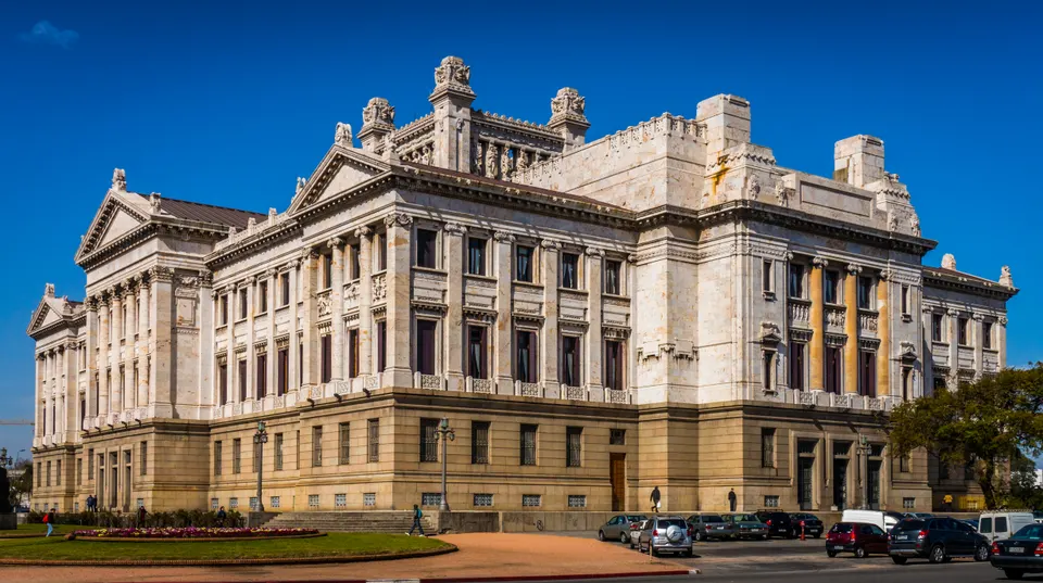 This is a photo of a Uruguayan monument identified by the ID en montevideo