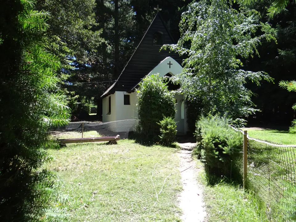 Capilla histórica de madera de alerce en la aldea de pioneros de Colonia Suiza, Bariloche.