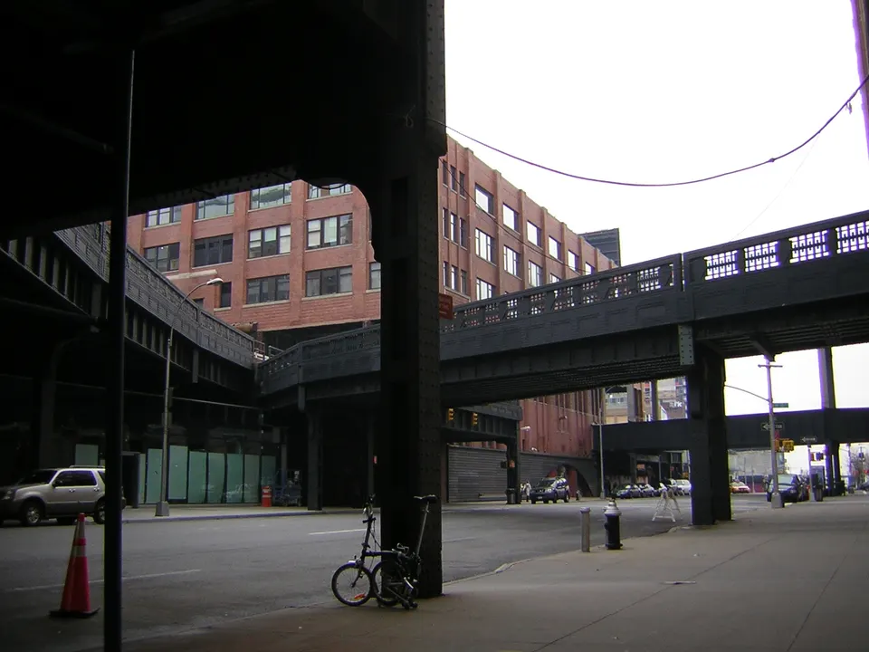Un tramo del High Line cerca de la antigua fábrica Nabisco, hoy Chelsea Market.