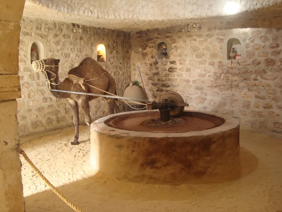 Gran almazara y tinajas de barro cocido en el centro alfarero tradicional de Guellala.