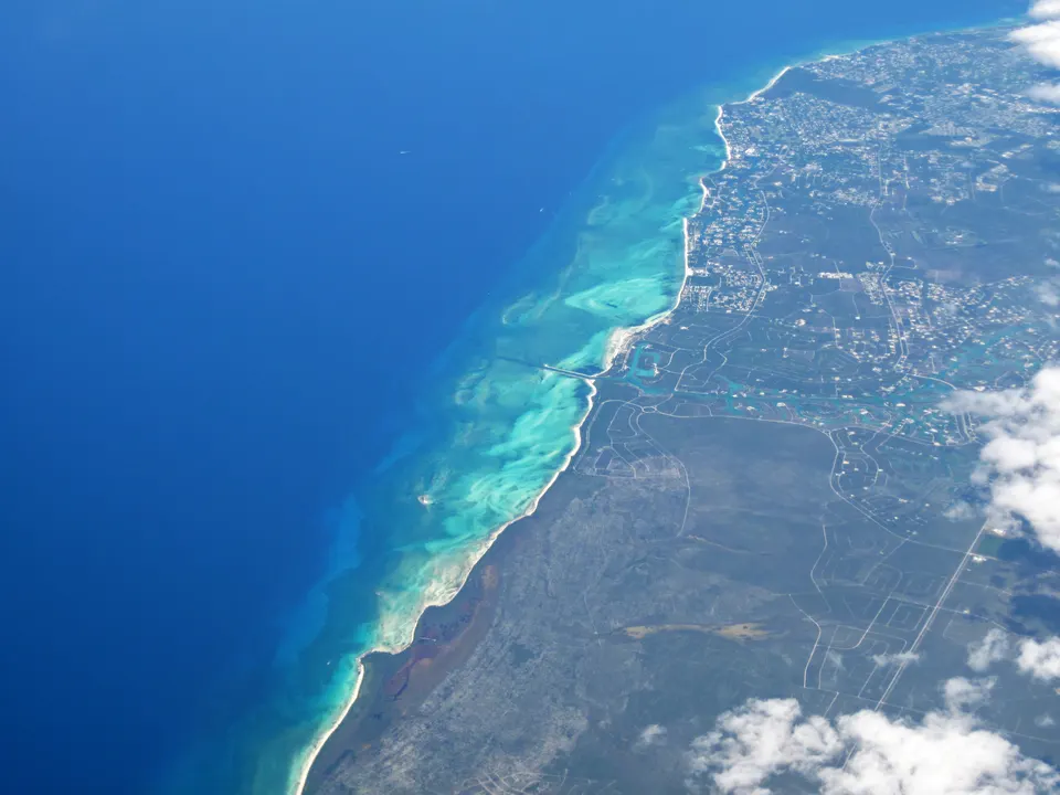 Vista aérea de Gran Bahama, Bahamas.