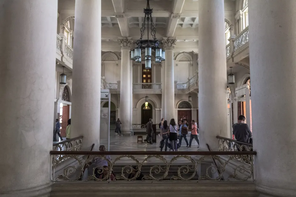 Arquitectura victoriana de ladrillo y la torre del reloj de la histórica Estação da Luz, gran nodo ferroviario y de metro de São Paulo.
