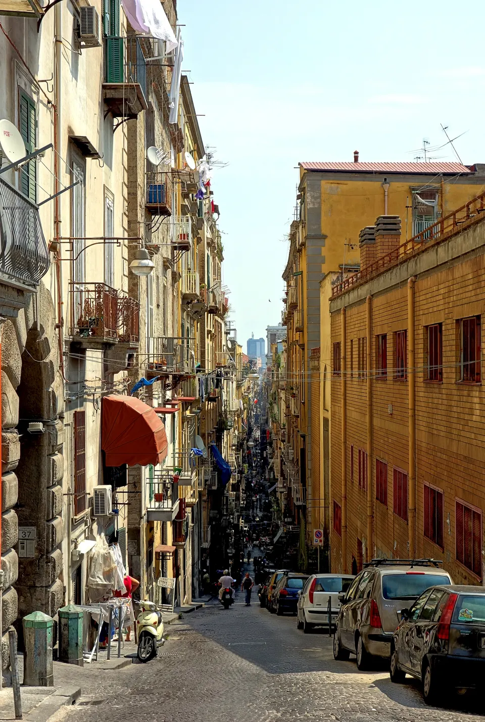 La calle Spaccanapoli, en el centro histórico de Nápoles.