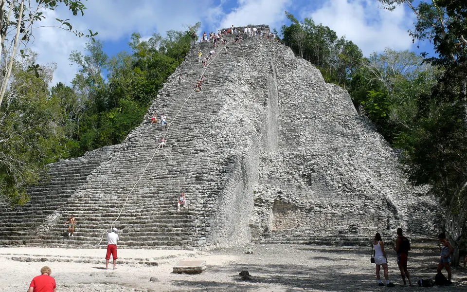 Monumental pirámide de Nohoch Mul de 42 metros alzándose sobre la selva maya de Cobá.