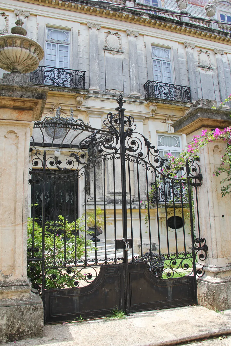 Elegante fachada neoclásica y mármol blanco del Palacio Cantón en Paseo de Montejo.