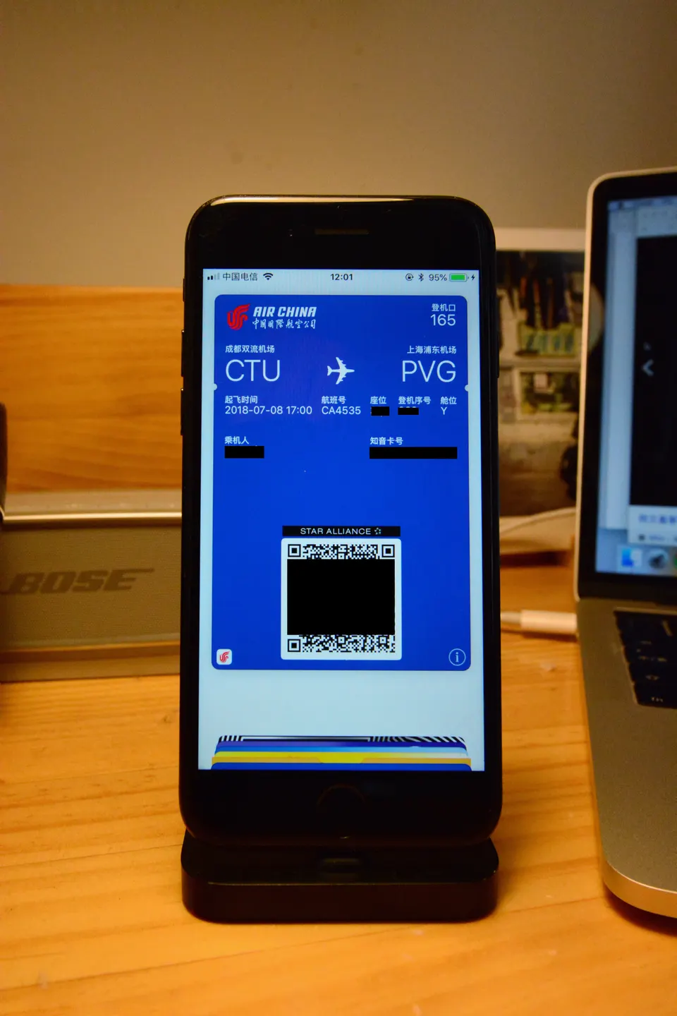 Tarjeta de embarque electrónica mostrada en la pantalla de un smartphone para acceder al vuelo.