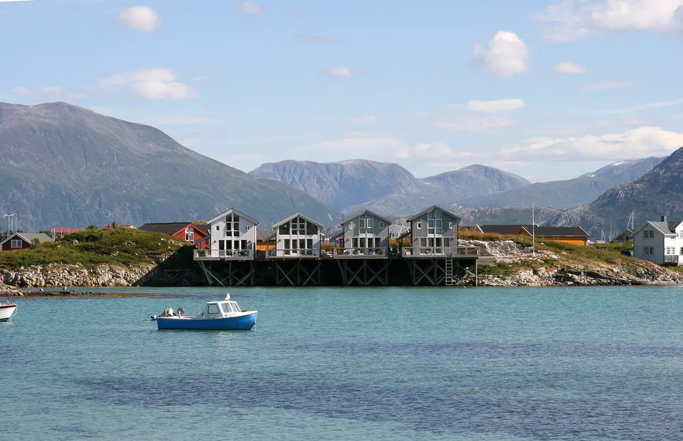 Aguas cristalinas y puentes que enlazan los islotes pesqueros de Sommarøy al oeste de Tromsø.
