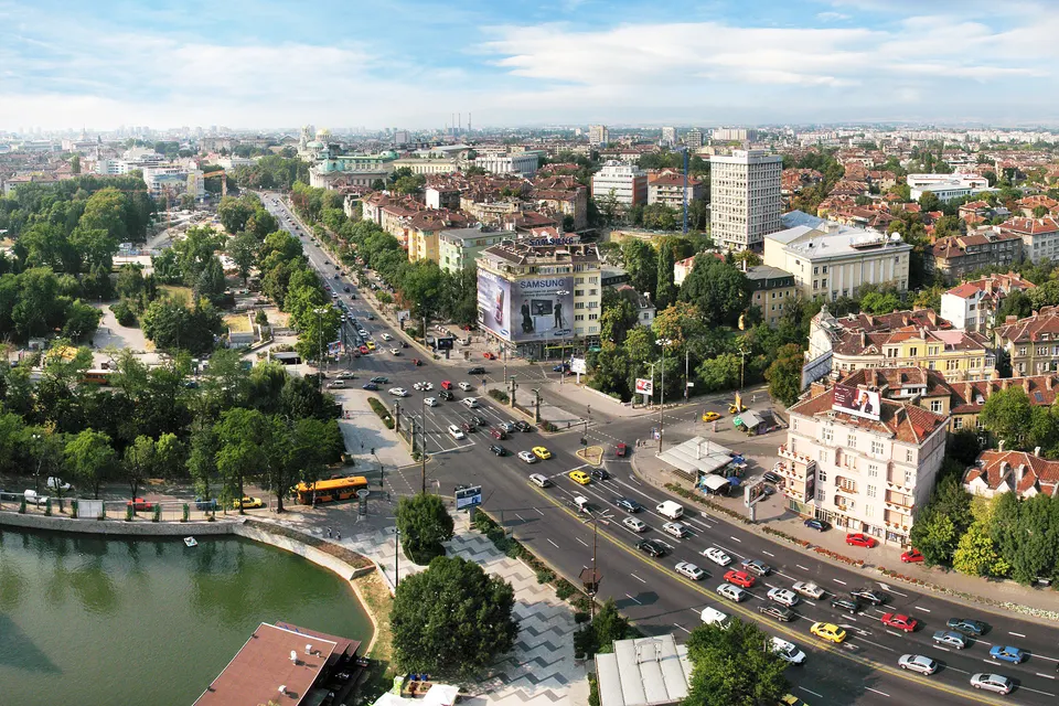 Panorámica de la Catedral de San Alejandro Nevski con sus cúpulas doradas en Sofía, Bulgaria.