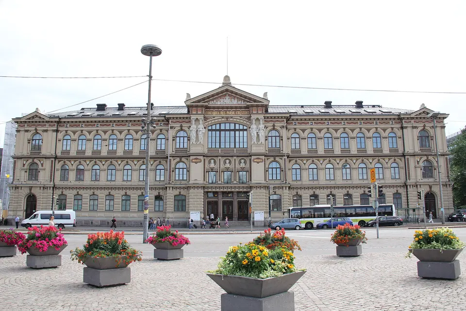 Fachada neoclásica del Museo de Arte Ateneum que custodia la colección artística nacional de Finlandia.