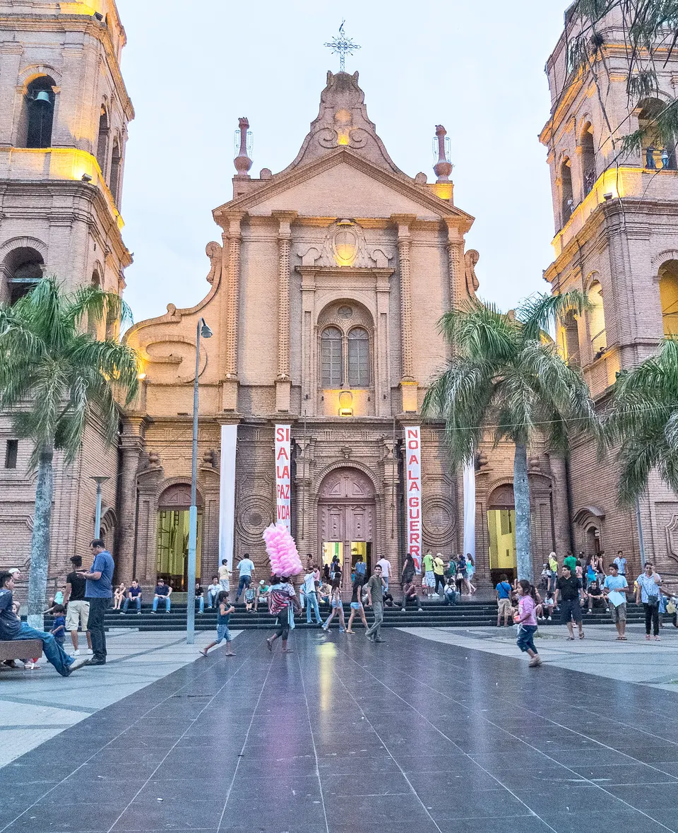 Jardines tropicales y galerías coloniales con horcones de madera en la Plaza 24 de Septiembre.