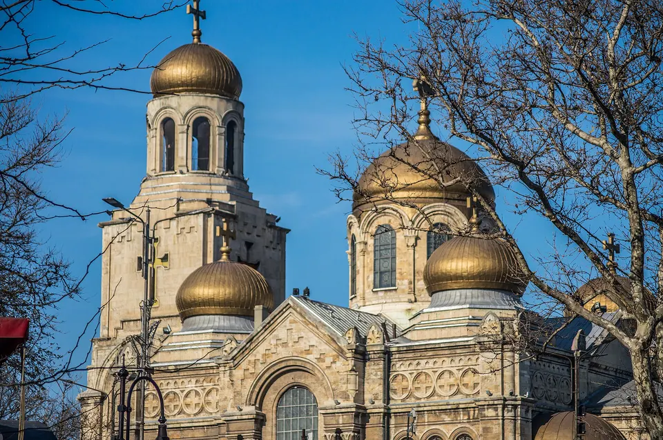 Catedral de la Dormición de la Virgen con sus cúpulas cobrizas iluminadas en el centro de Varna.