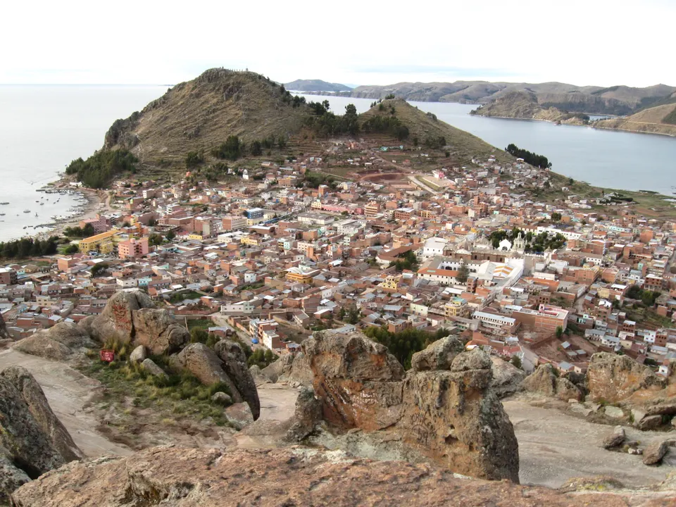Estructura megalítica prehispánica de la Horca del Inca (Pachataka) sobre las rocas de Copacabana.