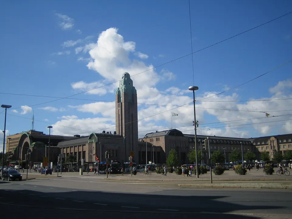 Esculturas de granito portando lámparas esféricas en la entrada de la Estación Central de Helsinki.