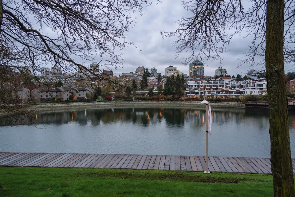 Panorámica del skyline moderno de Vancouver con sus torres acristaladas y las montañas costeras de North Shore al atardecer.