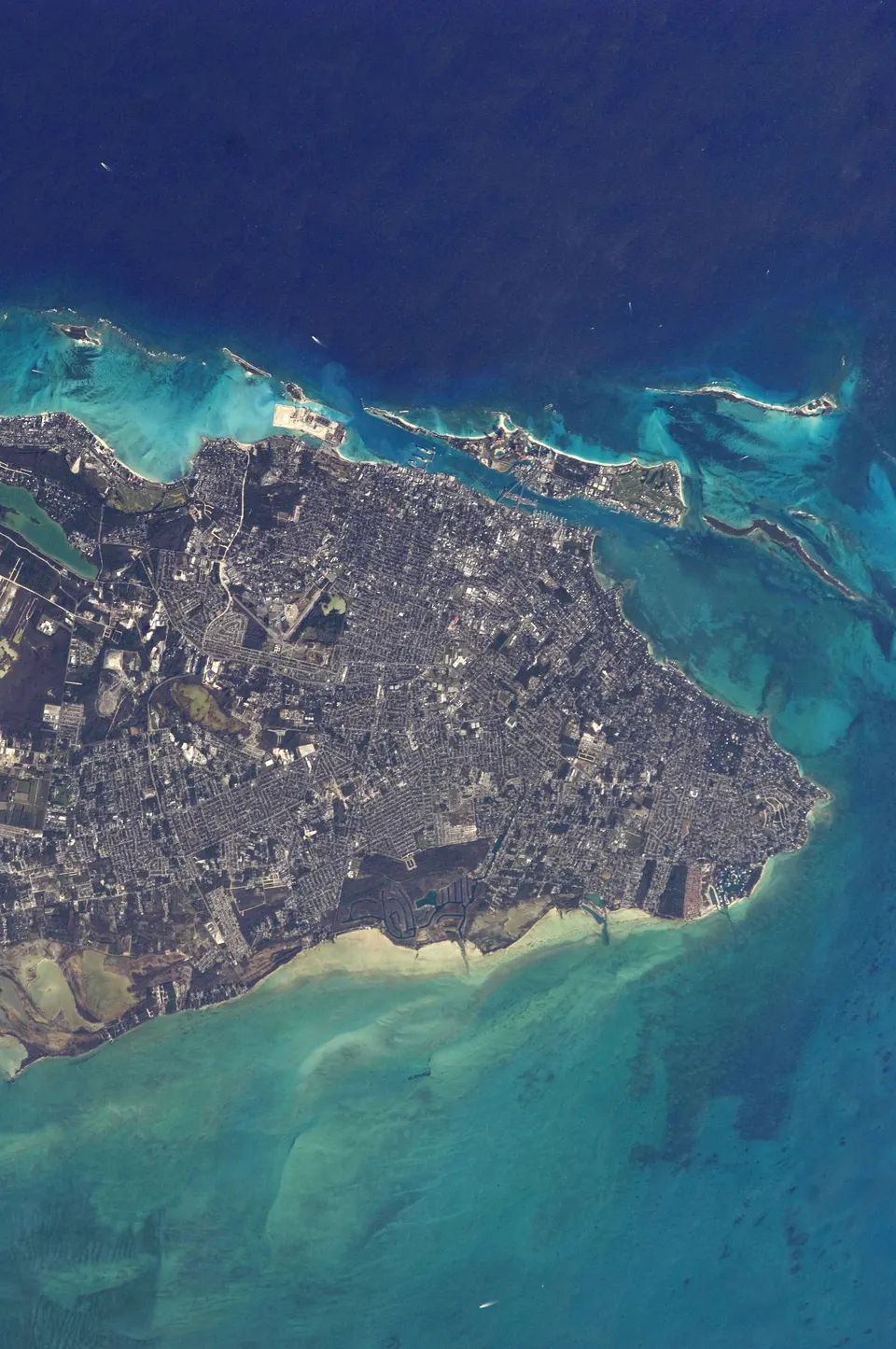 Fotografía satelital de Nassau, Bahamas, tomada desde la Estación Espacial Internacional.