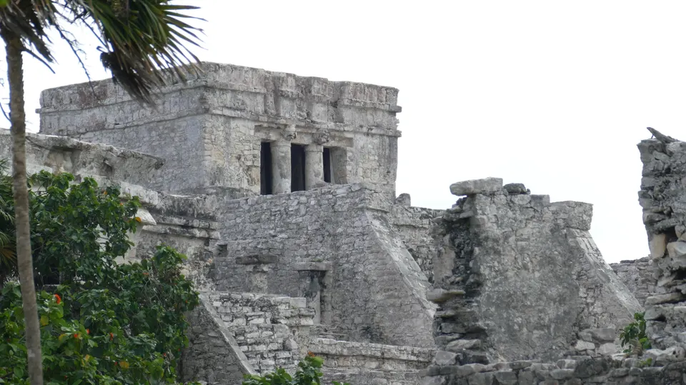 Estructura principal de El Castillo en la zona arqueológica amurallada de Tulum.