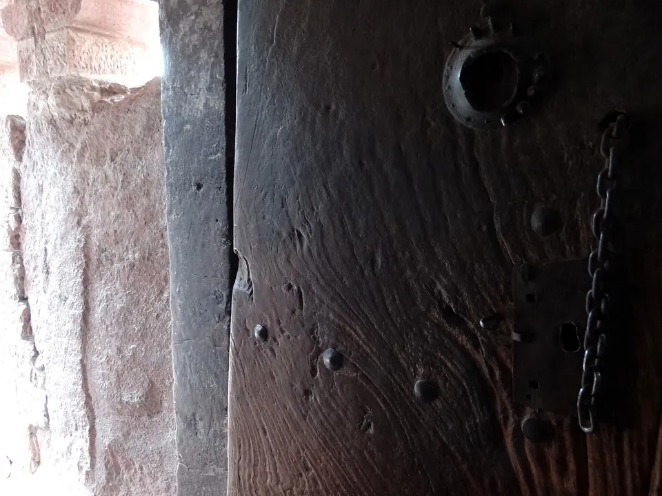 Detalle del pórtico de entrada y patio excavado de la iglesia rupestre Bete Maryam en Lalibela.