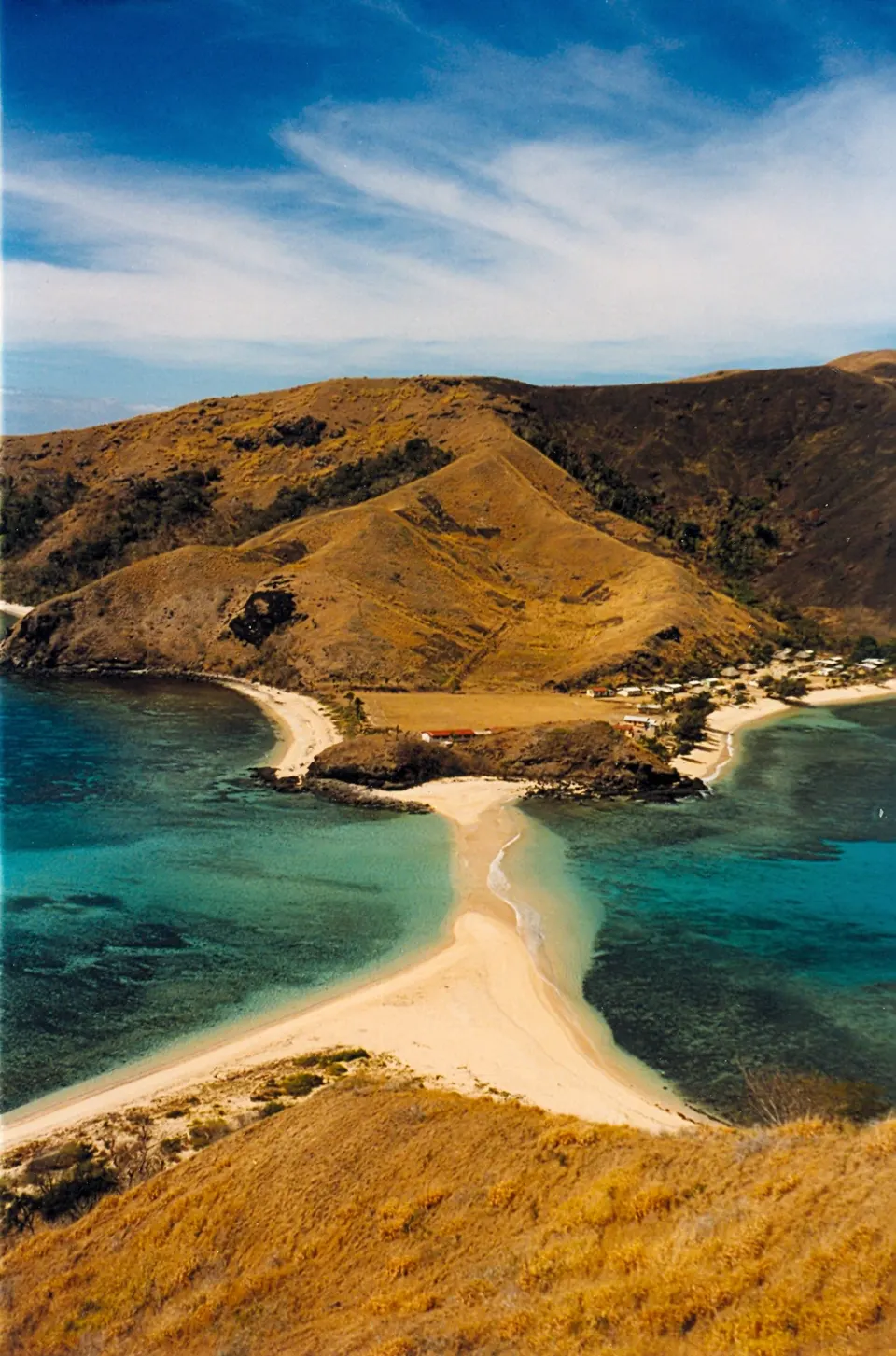 Imponentes formaciones de roca volcánica y acantilados marinos en la escarpada isla de Waya.