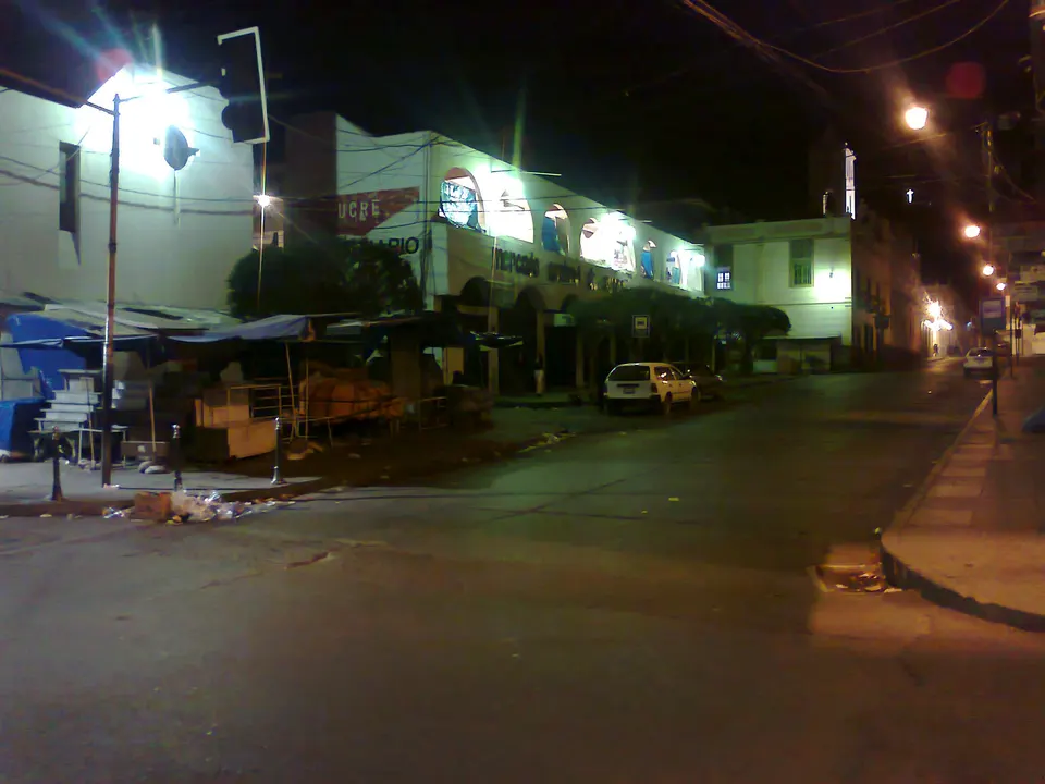 Puestos tradicionales de frutas frescas y gastronomía en el Mercado Central de Sucre.