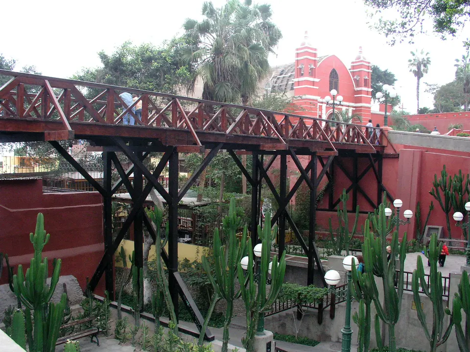 Histórico Puente de los Suspiros de madera y la arboleda de la Bajada de Baños en el distrito bohemio de Barranco