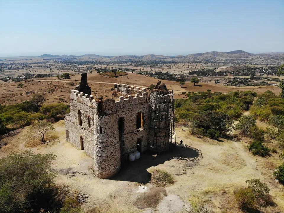 Fortaleza de piedra de Guzara sobre una colina con vistas al lago Tana, precursora de Gondar.