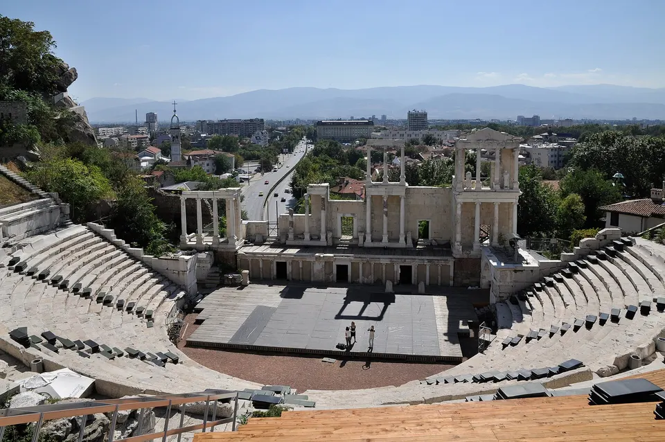 Gradas semicirculares de mármol y columnas corintias del Teatro Romano de Filipópolis en Plovdiv.