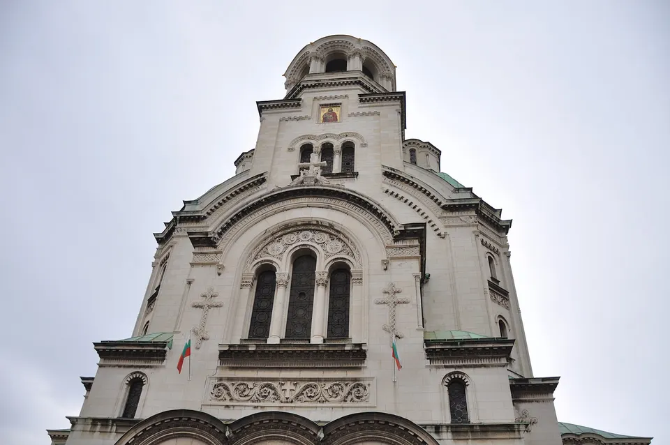 Fachada neobizantina y cúpulas de cobre y oro de la Catedral Alexander Nevsky en Sofía.