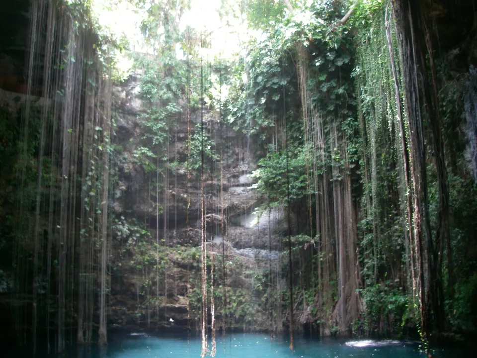 Cenote Ik Kil, near Chichen Itza on the Yucatan Peninsula in Mexico en mexico