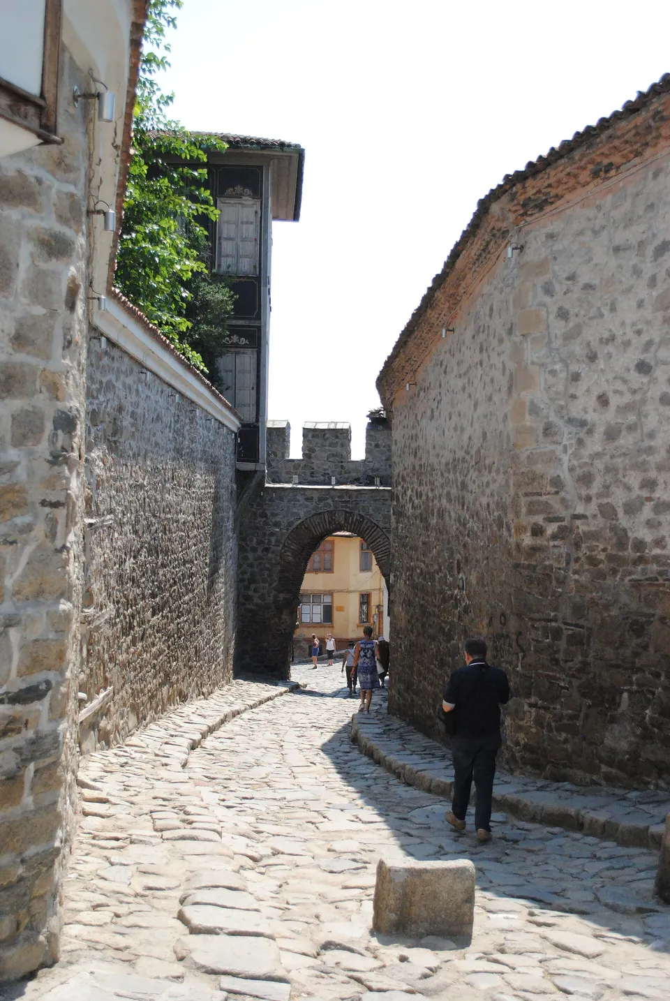 Arco de piedra medieval de la puerta oriental Hisar Kapia en el casco antiguo de Plovdiv.