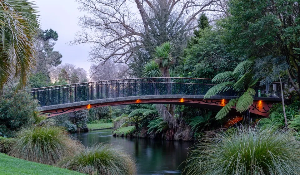 Vista del río Avon serpenteando entre los sauces llorones y flores de los Jardines Botánicos de Christchurch.