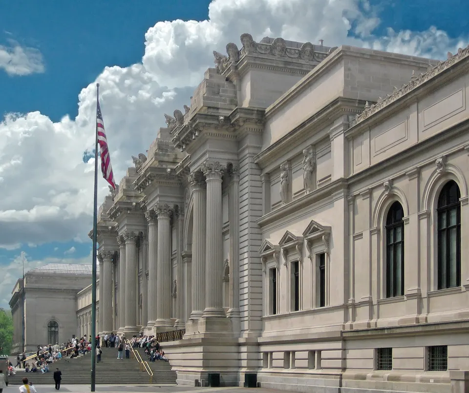 Fachada de entrada del Museo Metropolitano de Arte (The Met) sobre la Quinta Avenida, en Nueva York.