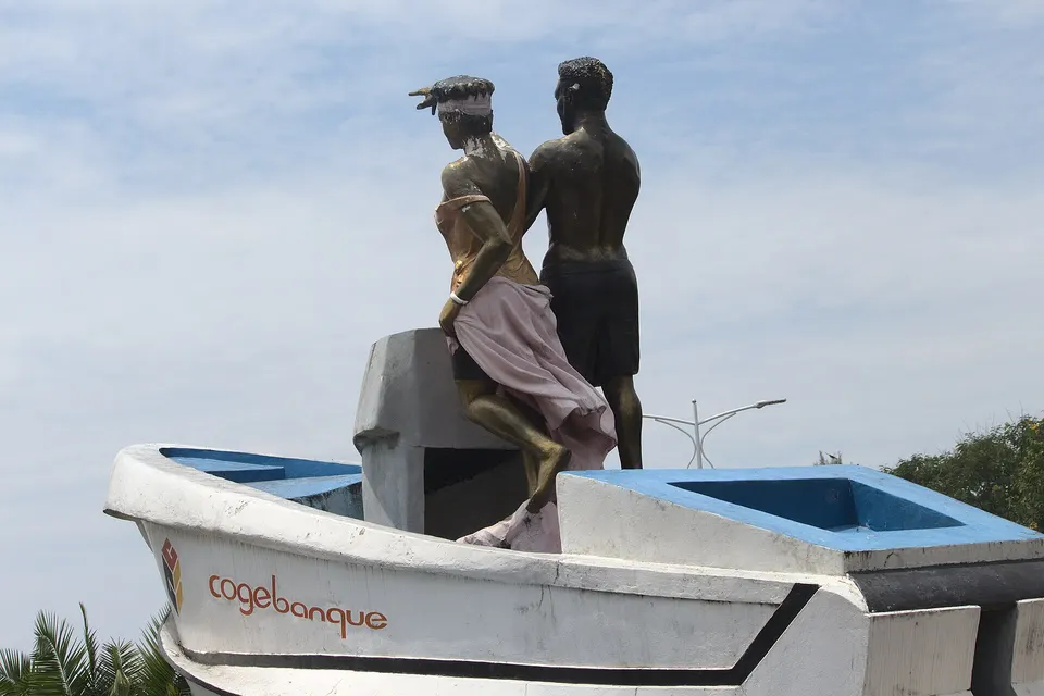 Estatua y mirador lacustre en el distrito de Rubavu junto a las aguas calmas del lago Kivu.